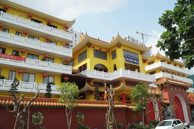 Sự hài hòa giữ văn hóa Hoa-Việt hiện hữu nơi ngôi thiền tự vừa mới khánh thành này