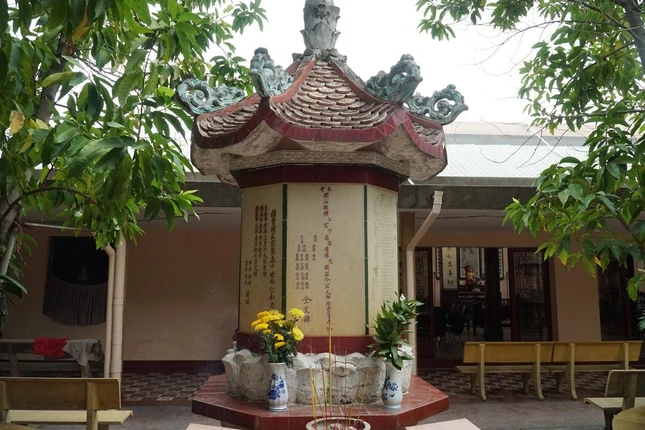 Bảo tháp tổ khai sơn được tôn trí trang nghiêm trong không gian của chùa