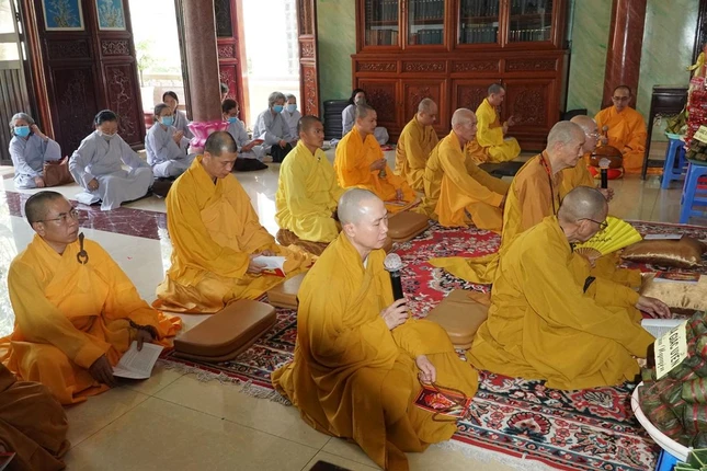 Hòa thượng Thích Thanh Hùng cùng chư Tăng kinh cúng dường nhân lễ húy nhật Quốc sư Phước Huệ tại chùa Giác Uyển (TP.HCM) Hòa thượng Thích Thanh Hùng cùng chư Tăng kinh cúng dường nhân lễ húy nhật Quốc sư Phước Huệ tại chùa Giác Uyển (TP.HCM)