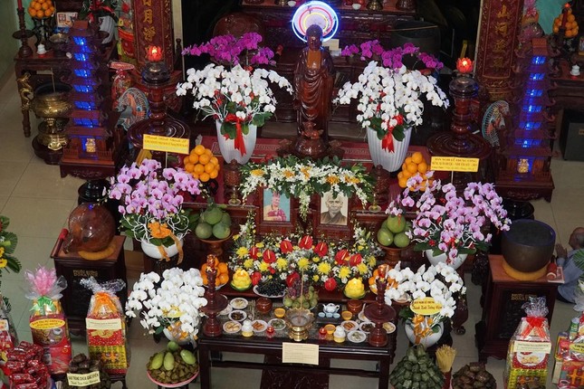 Hương án tôn trí pháp tướng Quốc sư Phước Huệ và Trưởng lão Hòa thượng Thích Bảo An tại chánh điện chùa Giác Uyển (quận Phú Nhuận)