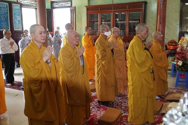 Chư tôn đức niêm hương tưởng niệm húy nhật Quốc sư Phước Huệ và Hòa thượng Thích Bảo An