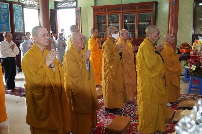 Chư tôn đức niêm hương tưởng niệm húy nhật Quốc sư Phước Huệ và Hòa thượng Thích Bảo An Chư tôn đức niêm hương tưởng niệm húy nhật Quốc sư Phước Huệ và Hòa thượng Thích Bảo An