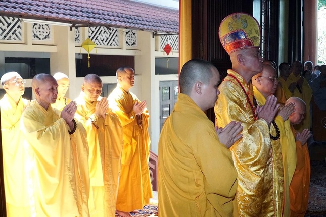 Nghi lễ tưởng niệm tại thiền viện Vạn Hạnh, Hòa thượng Thích Huệ Tâm làm sám chủ