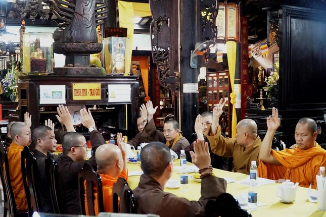 chư tôn đức thống nhất nhân sự nhiệm kỳ X bằng hình thức biểu quyết giơ tay