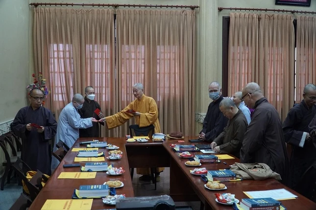 Hòa thượng Viện trưởng phát lộc đầu năm đến chư tôn đức trong Hội đồng Điều hành