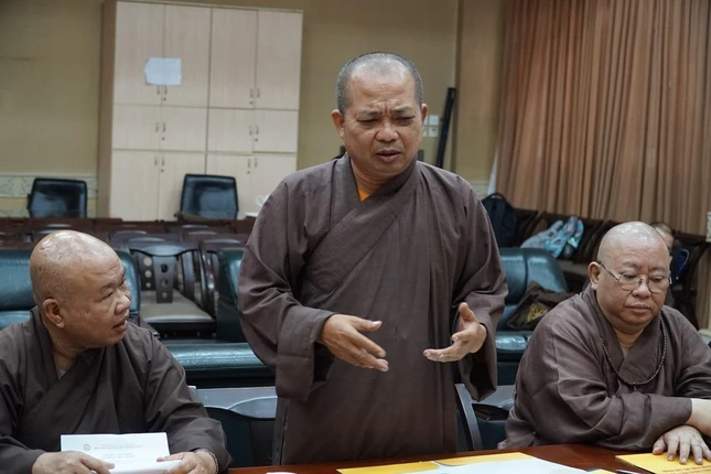 Thượng tọa Thích Chơn Minh báo cáo công tác nội trú tại Học viện