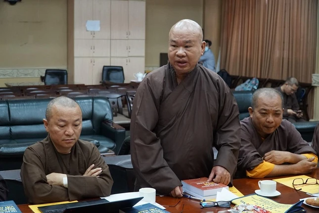Thượng tọa Thích Phước Đạt, Phó Viện trưởng góp ý về khoa Công tác xã hội