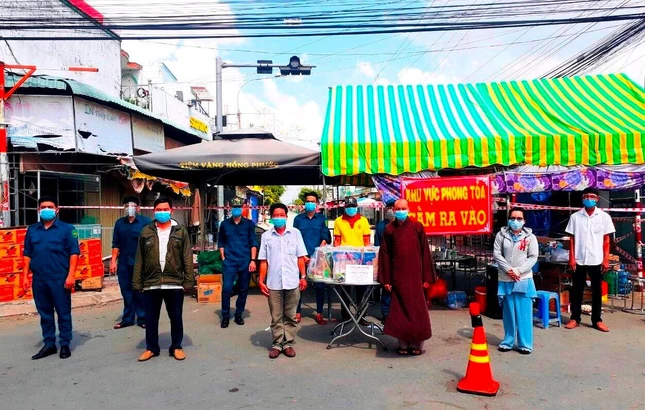 đại diện chùa Ân thọ và chùa Quan Âm trao quà tại khu vực cách tại huyện Cần Đước