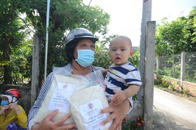 bà cháu được bữa no nhờ tình thương lan tỏa.