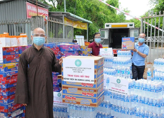Thạc sĩ Nguyễn Văn Còn (áo đỏ) tiếp nhận và vận chuyển vào trong bệnh viện