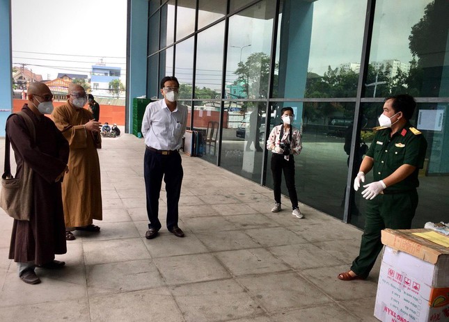 Đại diện Ban Trị sự Phật giáo huyện thăm hỏi đại diện các chiến sĩ đang tham gia công tác phòng chống dịch tại khu cach ly tập trung Đại diện Ban Trị sự Phật giáo huyện thăm hỏi đại diện các chiến sĩ đang tham gia công tác phòng chống dịch tại khu cach ly tập trung