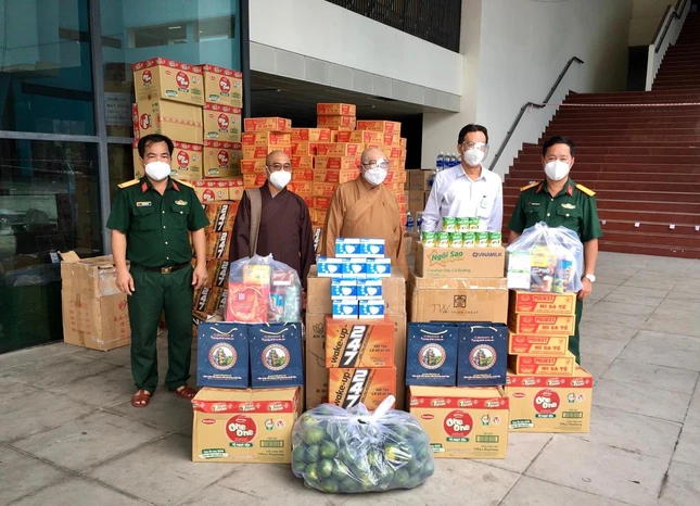 Trao quà đến chiến sĩ, y bác sĩ và người dân tại khu cách ly tại đại học Ngoại ngữ - Tin học TP.HCM cơ sở 2