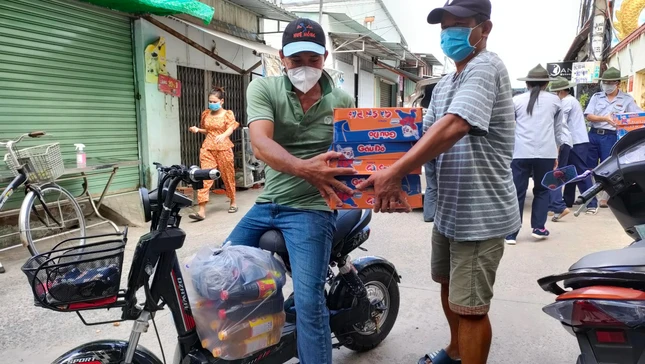 Những hoàn cảnh đặc biệt khó khăn được chùa trao riêng Những hoàn cảnh đặc biệt khó khăn được chùa trao riêng