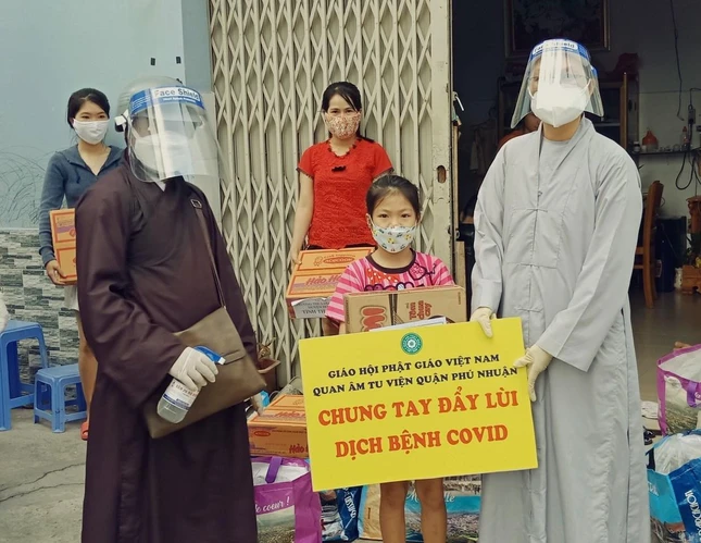 Thực hiện việc trao và nhận quà trên tinh thần giản cách và phòng chống Dịch theo hướng dẫn của Chính quyền.