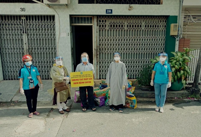 Thượng tọa Thích Từ Trí đại diện Ban Trị sự trao quà tượng trung đến lãnh đạo các khu phố