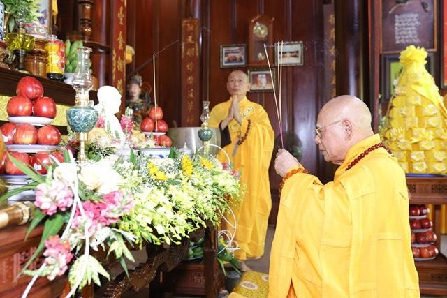 Hòa thượng Thích Chơn Hương, Trưởng ban Điều hành môn phái tổ đình Tường Vân - Huế niệm hương trước hương án của ngài tại tổ đình - Ảnh: PG A Lưới Hòa thượng Thích Chơn Hương, Trưởng ban Điều hành môn phái tổ đình Tường Vân - Huế niệm hương trước hương án của ngài tại tổ đình - Ảnh: PG A Lưới