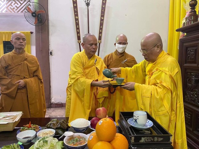 Hòa thượng Thích Chơn Nguyên dâng trà cúng dường húy nhật Trưởng lão Hòa thượng Hòa thượng Thích Chơn Nguyên dâng trà cúng dường húy nhật Trưởng lão Hòa thượng