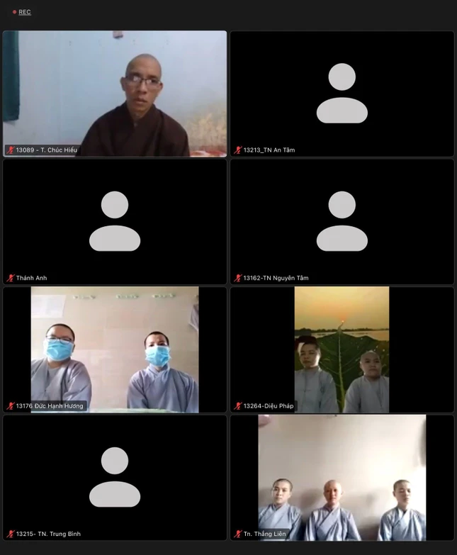 Các Tăng, Ni sinh đang tu học nội trú tham gia