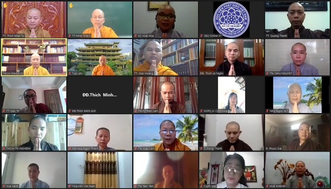 Chư tôn đức và giảng viên họp trực tuyến qua zoom