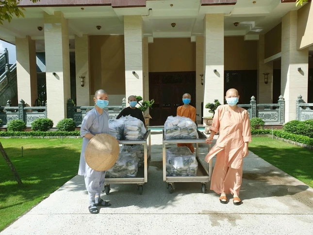 Hơn 400 Ni sinh tu học nội trú tại chùa Thanh Tâm, ngoài thời khóa tu học đã giành thời gian chia sẽ và tham gia những hoạt động thiện nguyện của học viện. Ảnh: SC. Nhuận Bảo