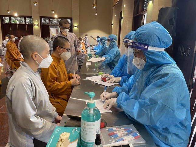 Các Ni sinh được cấp giấy chứng nhận đã hoàn thành tiêm mũi 2 vắc-xin phòng Covid-19