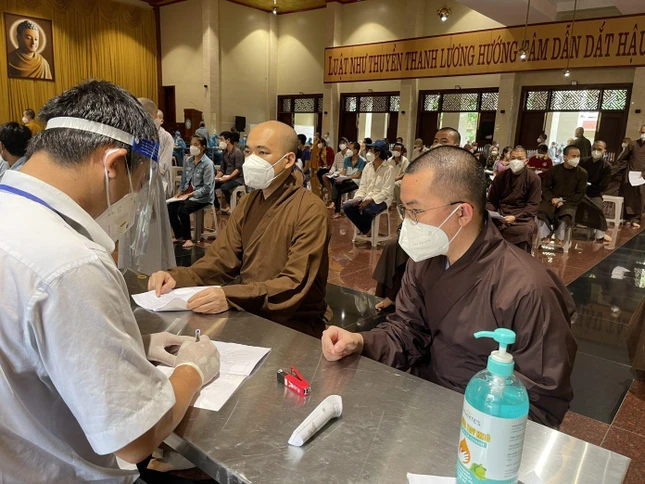 Các Tăng, Ni sinh được khám sàn lọc, đo huyết áp kiểm tra sức khỏe