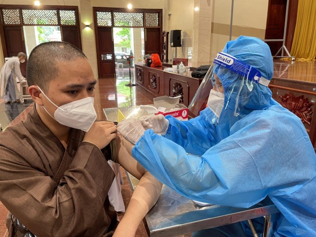 Nhân viên y tế thực hiện tiêm chủng vắc-xin ngừa Covid-19 cho các Tăng sinh