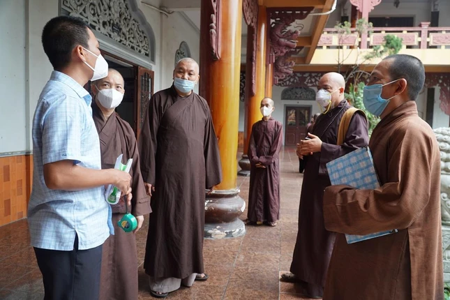 Chư tôn đức cùng Phật tử trao đổi các công việc chuẩn bị lễ khởi công tại chùa Phổ Quang