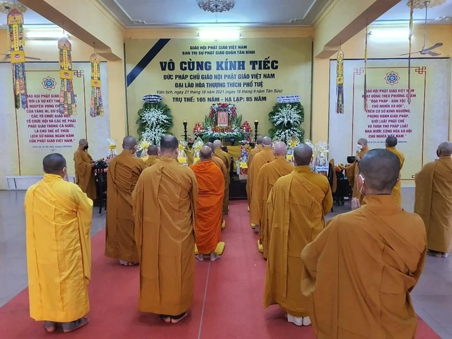 Chư Tăng, Ni quận Tân Bình thành tâm tụng Bát nhã tâm kinh cầu nguyện Giác linh cố Đại lão Hòa thượng cao đăng Phật quốc