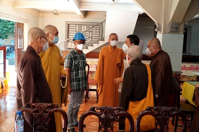 Chư tôn đức và đơn vị thi công đã thống nhất phương án giải phóng mặt bằng