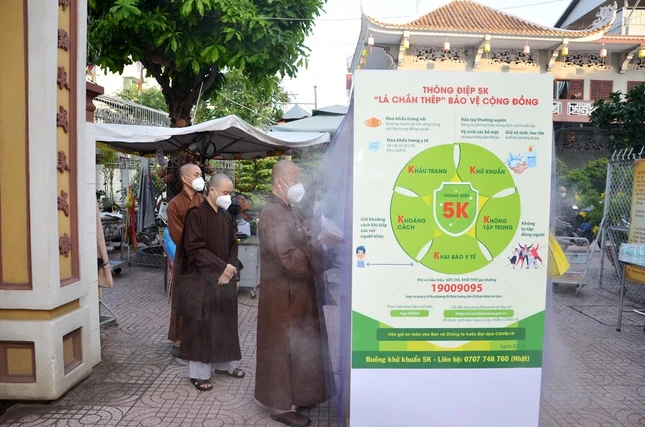 Trước khi vào hội trường đại biểu phải đi qua buồng khử khuẩn