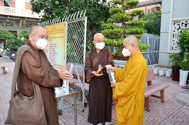 Đo thân nhiệt và rửa tay sát khuẩn cũng như tuân thủ 5 K