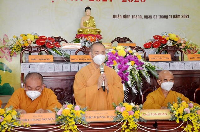 Thượng tọa Thích Quang Thạnh, Phó Thư ký kiêm Chánh Văn phòng Phật giáo TP.HCM, góp ý kiến về hình thức và nội dung cho Đại hội Phật giáo quận