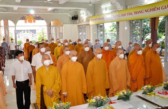 Thực hiện nghi thức chào cờ