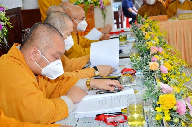 Chư tôn đức tham khảo các văn kiện Đại hội Phật giáo quận