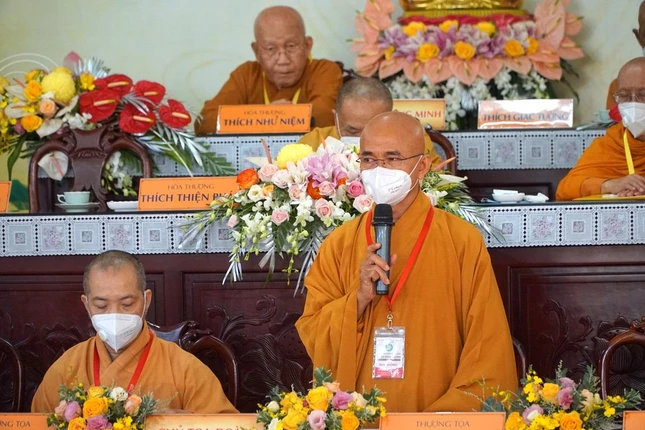 Thượng tọa Thích Thiện Quý lấy ý kiến biểu quyết thông qua nhân sự nhiệm kỳ 2021-2026