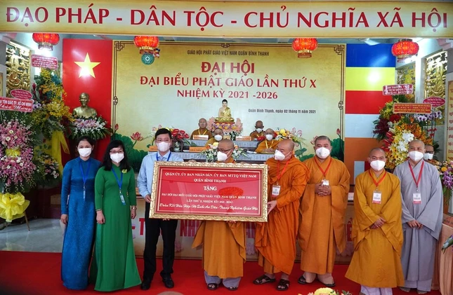 Lãnh đạo quận tặng khánh vàng chúc mừng tân Ban Trị sự Phật giáo quận nhiêm kỳ 2021-2026