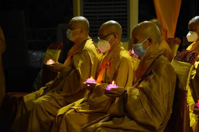 Ngọn đăng như để nối hai bờ âm dương