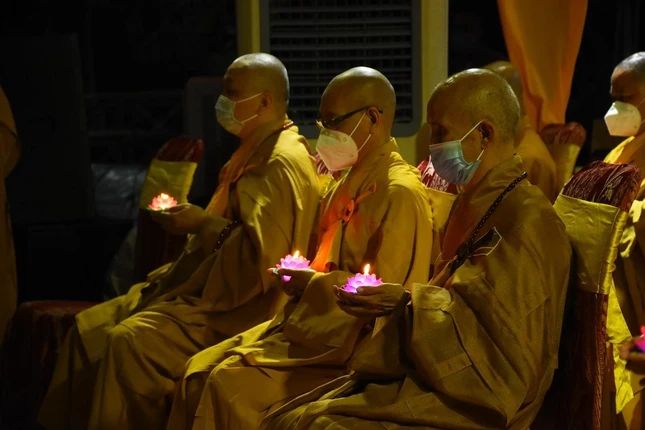 Ngọn đăng như để nối hai bờ âm dương