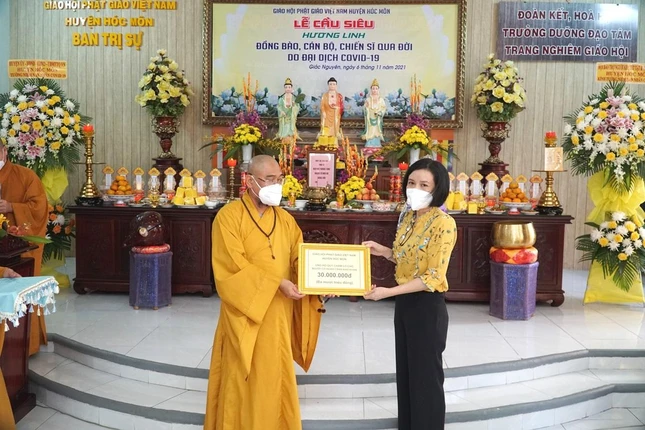 Ủng hộ Quỹ Hội chữ Thập đỏ huyện