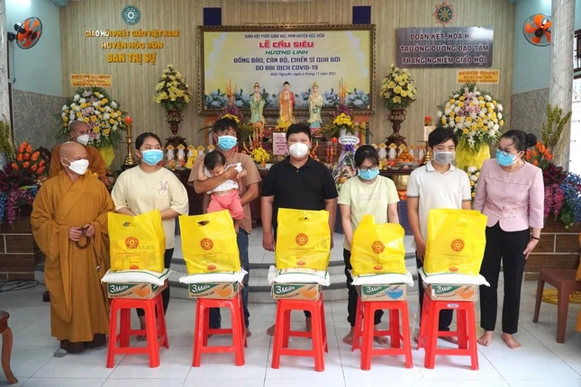 Tặng quà đến các trẻ em mồ côi trong đại dịch