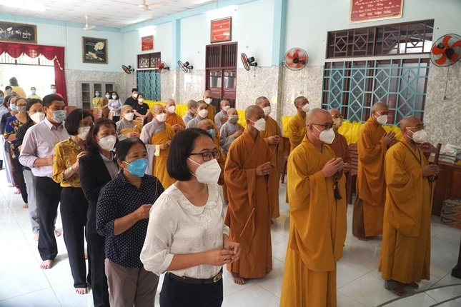 Cùng hướng tâm cầu nguyện các nạn nhân qua đời