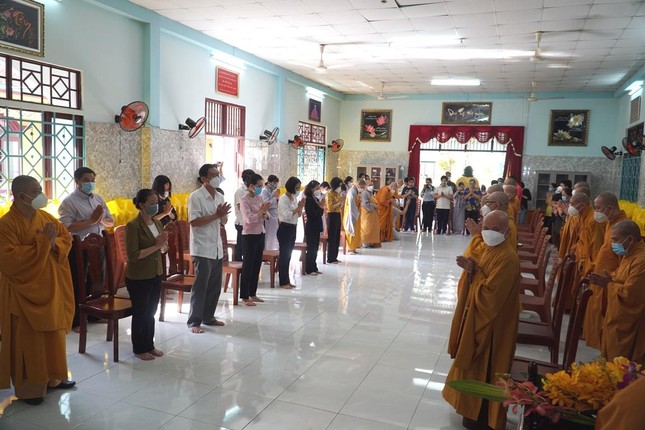 Chư tôn đức, lãnh đạo chính quyền và thân nhân tham dự lễ