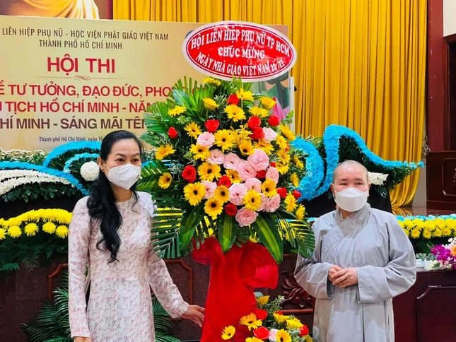 Hội Liên hiệp Phụ nữ TP.HCM tặng hoa chúc mừng Học viện