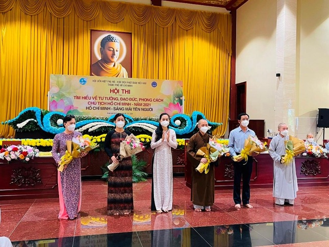 Đại diện Hội Liên hiệp Phụ nữ TP.HCM trao hoa đến thành viên Ban Giám khảo