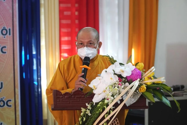 Thương tọa Thích Minh Bình trình danh sách cung thỉnh chứng minh, chủ tọa, thư ký và kiểm soát