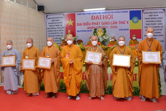 Ban Trị sự GHPGVN TP.HCM tặng Bằng Tuyên dương công đức đến tập thể và cá nhân thuộc Ban Trị sự GHPGVN huyện Bình Chánh khóa IX