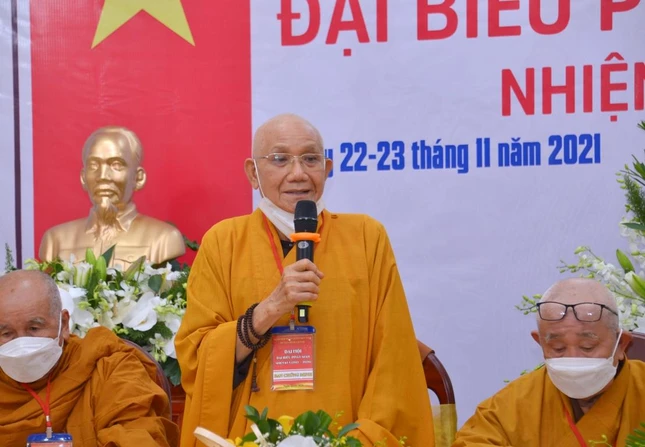 Hòa thượng Thích Minh Thông lấy ý kiến biểu quyết thông qua thành phần nhân sự nhiệm kỳ mới