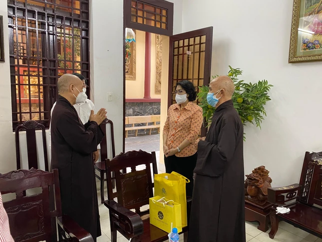 Bà Tô Thị Bích Châu thăm và chức mừng Đại hội đại biểu Phật giáo huyện chiều ngày 22-11