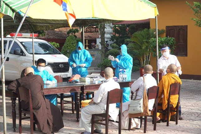 Test Covid-19 cho các đại biểu tham dự phiên trù bị sáng nay